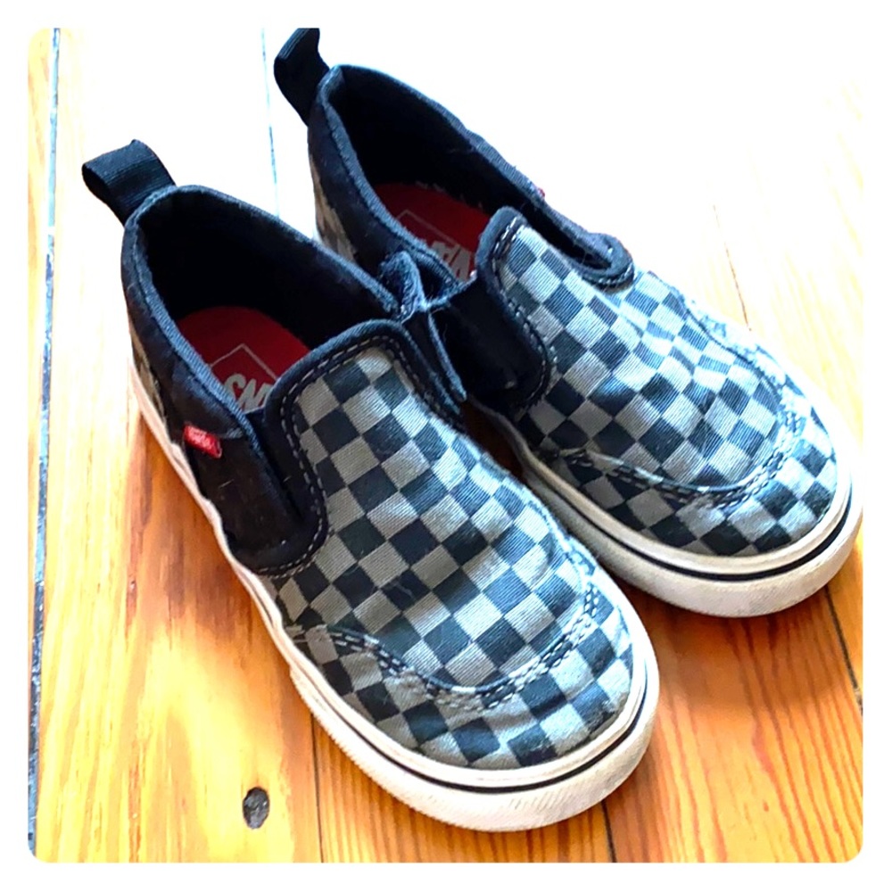 Toddler boy Van’s slip on canvas shoes sz 8
